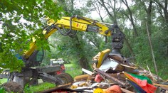 Rybári nereagovali na výzvy, a tak prišli bagre. Na Oravskej priehrade bolo rušno