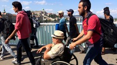 Majú toho dosť! Migranti ušli z tábora a smerujú do Viedne pešo