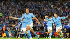 Hviezdny klub je už na Slovensku. Na letisku aj pred hotelom ich čakali desiatky fanúšikov