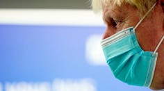 Anglicko zruší väčšinu covidových opatrení vrátane povinných rúšok