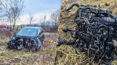 Zdemolované auto aj motor ostali na mieste, značky nie. Polícia pátra po vodičovi