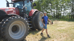 Veľmi dôležitá práca. Mladých ľudí na slovenských farmách len tak ľahko nenájdete