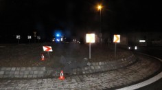 Scéna ako z Kobry 11. Mladík v Česku v rýchlosti 160 kilometrov napálil do kruhového objazdu