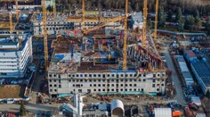 FOTO: Nové schodisko v tvare DNA. Výstavba novej slovenskej nemocnice pokročila