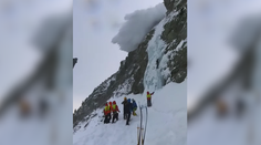 VIDEO: Prišla náhle a nečakane. Lavína vo Veverkovom ľadopáde zasypala členov HZS. Dramatické sekundy zachytila kamera