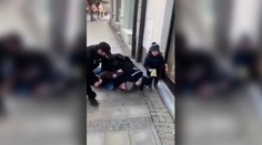 VIDEO: Českí policajti tvrdo spacifikovali muža bez rúška. S plačom sa prizeral trojročný syn