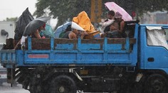 Tajfún Goni prevracal autá a stĺpy