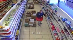 Pomôžte nájsť drzého zlodeja! Nakupujúcu okradol o peňaženku