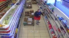 Pomôžte nájsť drzého zlodeja! Nakupujúcu okradol o peňaženku