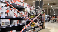 V reťazcoch narazíte na opáskované regály, každý pristupuje k zákazu predaja inak