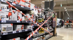 V reťazcoch narazíte na opáskované regály, každý pristupuje k zákazu predaja inak