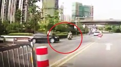 Motorkár mal obrovské šťastie. Z hrozivo vyzerajúcej nehody vyviazol bez škrabnutia