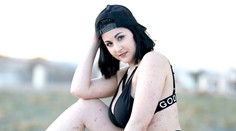 Modelka bojuje s nevyliečiteľnou chorobou, napriek tomu pózuje pred objektívom