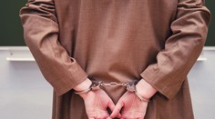 Žiaci udali za protivojnové reči svoju učiteľku. Nahraný rozhovor odovzdali polícii, tá ju zatkla