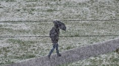 Sobota bude prevažne zamračená. Miestami trochu nasneží, pozor treba dávať aj na poľadovicu