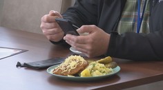 Takmer polovica Slovákov robí popri jedení ešte niečo iné. Možno práve preto si ani nevšimneme moment, keď máme dosť