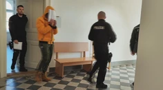 Polícia po viac než dvoch týždňoch chytila muža, ktorý nožom napadol partnerov pred vlastným domom