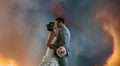 Svadba v plameňoch: Tieto fotografie sú hitom na internete