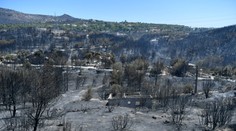 Veľký požiar pri Aténach sa podarilo uhasiť, stále však hrozí vznietenie