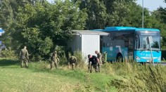 Už to našli. Prehľadávanie okolia cesty medzi Leopoldovom a Hlohovcom príslušníkmi NAKA a armádou bolo úspešné