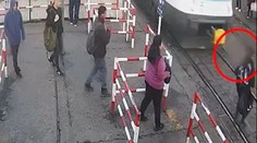 VIDEO: Od smrti ho delili milimetre. Chodec, ktorý vošiel na trať tesne pred vlakom, sa druhýkrát narodil