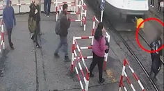 VIDEO: Od smrti ho delili milimetre. Chodec, ktorý vošiel na trať tesne pred vlakom, sa druhýkrát narodil