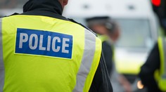 VIDEO: Skupina policajtov zatkla vydesenú 16-ročnú autistku. Previniť sa mala homofóbnou poznámkou voči policajtke