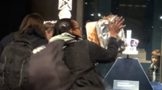 VIDEO: Aktivisti hodili koláč a krém do vitríny s britskými korunovačnými klenotmi