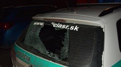 Po zásahu v osade: Mladík (17) s palicou takto zničil policajné auto