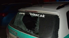 Po zásahu v osade: Mladík (17) s palicou takto zničil policajné auto