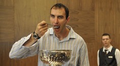 Je predurčený dostať sa do Siene slávy. Tu sú reakcie na koniec Zdena Cháru