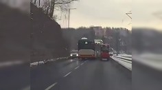 VIDEO: Riskantný manéver autobusu v českom meste vydesí každého. Vodiča okamžite vyhodili