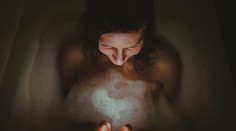 Dievčaťu (†13) spadol do vane mobil, neprežila zásah elektrického prúdu