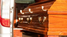 Prípad, aký nemá obdoby. Polícia zastavila smútočný sprievod, neuveríte, čo sa z neho vykľulo