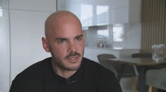 Je raper, no jeho tvorba je v niečom iná. Majself hudbou otvára témy, ktoré nie sú pre tento štýl zvyčajné