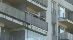 FOTO: Máme zábery poškodeného bytu. Návrat do paneláka, kde matka zavraždila svoje deti, nevyzerá nádejne