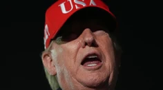 Trump zverejnil ďalší obrázok s Ježišom. Tentoraz v pomerne intímnej póze