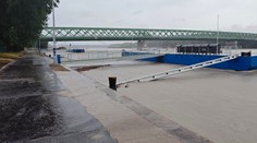 Dunaj by mal kulminovať na úrovni 930 centimetrov. Stavajú sa zábrany