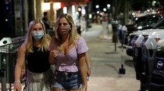 Grécko mierne sprísnilo opatrenia proti COVID-19. Zasiahne aj turistov a týka sa rúšok