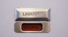 Učiteľka na palube lietadla zistila, že má Covid. Hodiny strávila zavretá na toaletách