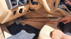 Maďarskí policajti zastavili beznohého vodiča. Porsche Cayenne riadil drevenými palicami