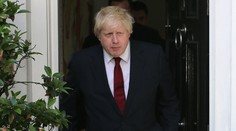 Lietadlo s novým britským ministrom Johnsonom muselo núdzovo pristáť