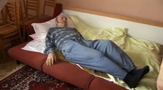 Je bez nohy, po infarkte a porážke! Podľa úradov však nepotrebuje opateru