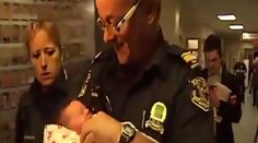 Emotívne video: Policajt nesie unesené bábätko a vracia ho matke