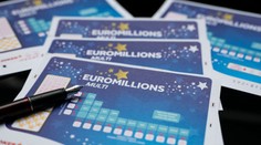 Do smrti už nemusia ani len pohnúť prstom. Traja stávkari trafili šialený jackpot