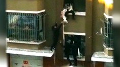 Dramatická záchrana. Matka podávala z horiaceho domu dieťa, to sa jej ale vyšmyklo