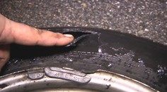 Rad za radom si potrhali pneumatiky na obrubníku. Vodiči sa sťažujú na zlé značenie, polícia má iný pohľad