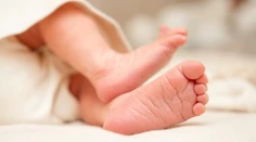 Matke po pôrode povedali, že jej dieťa zomrelo. Po dlhom čase sa dozvedela šokujúcu pravdu