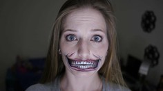 Na vlastné telo maľuje fascinujúce obrazy. Mení sa na rôzne postavy