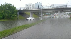 FOTO a VIDEO: V podjazde v Ružinove zatopilo auto. V Rači siahala voda autobusom až po svetlá